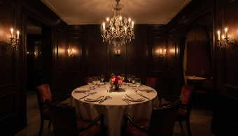 韓国ドラマ　シークレットガーデン　シャンデリアとキャンドルが照らすロマンチックなレストラン