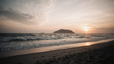 韓国ドラマ　冬のソナタの冬の海と夕焼け、貝殻と浜辺の思い出